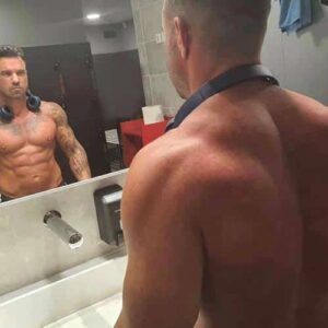 Chippendale tatoué devant miroir