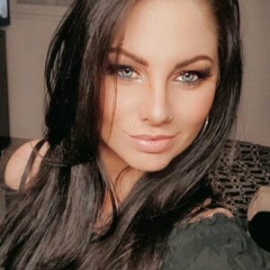 Visage belle femme brune yeux verts