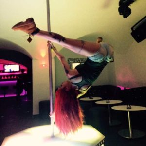 Jeune femme sexy Pole Dance