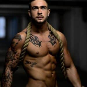 Gogo danseur musclé tatoué