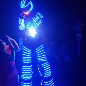 Performer armure Led sur échasses